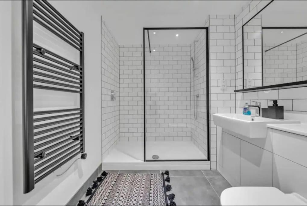 Deluxe 1 Bed In Colindale Wembley With Freewifitv Lejlighed London Eksteriør billede